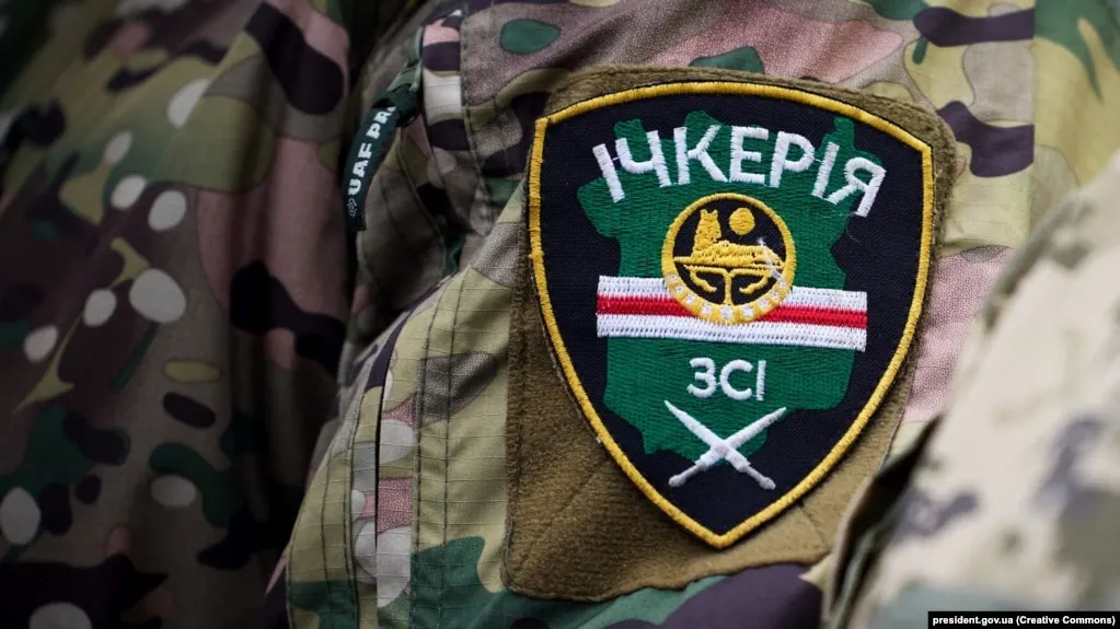 Росфинмониторинг добавил «Чеченскую Республику Ичкерию» и её зарубежные подразделения в список террористов и экстремистов после решения суда в Грозном. Российские силовые структуры заявляют об участии сторонников Ичкерии в боевых действиях на стороне ВСУ и диверсиях в приграничных регионах, а лидер движения Ахмед Закаев уже ранее получил политическое убежище в Великобритании.