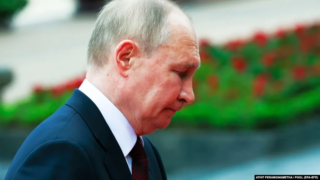 Согласно свежему опросу ВЦИОМ, уровень одобрения работы Владимира Путина снизился до 65,5% и держится на минимальных значениях за последние четыре года, в то время как показатели доверия продолжают постепенно падать.