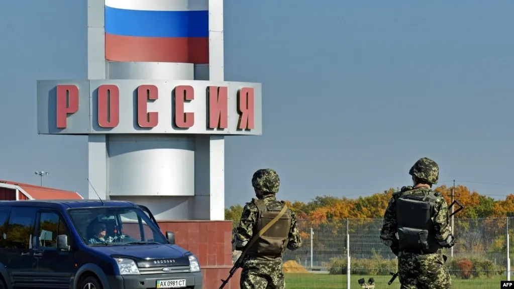 Министерство внутренних дел подготовило поправки, позволяющие не экстрадировать в другие страны иностранцев и лиц без гражданства, если им предоставлено убежище в России — в том числе по политическим мотивам и из‑за несогласия с западными ценностями.