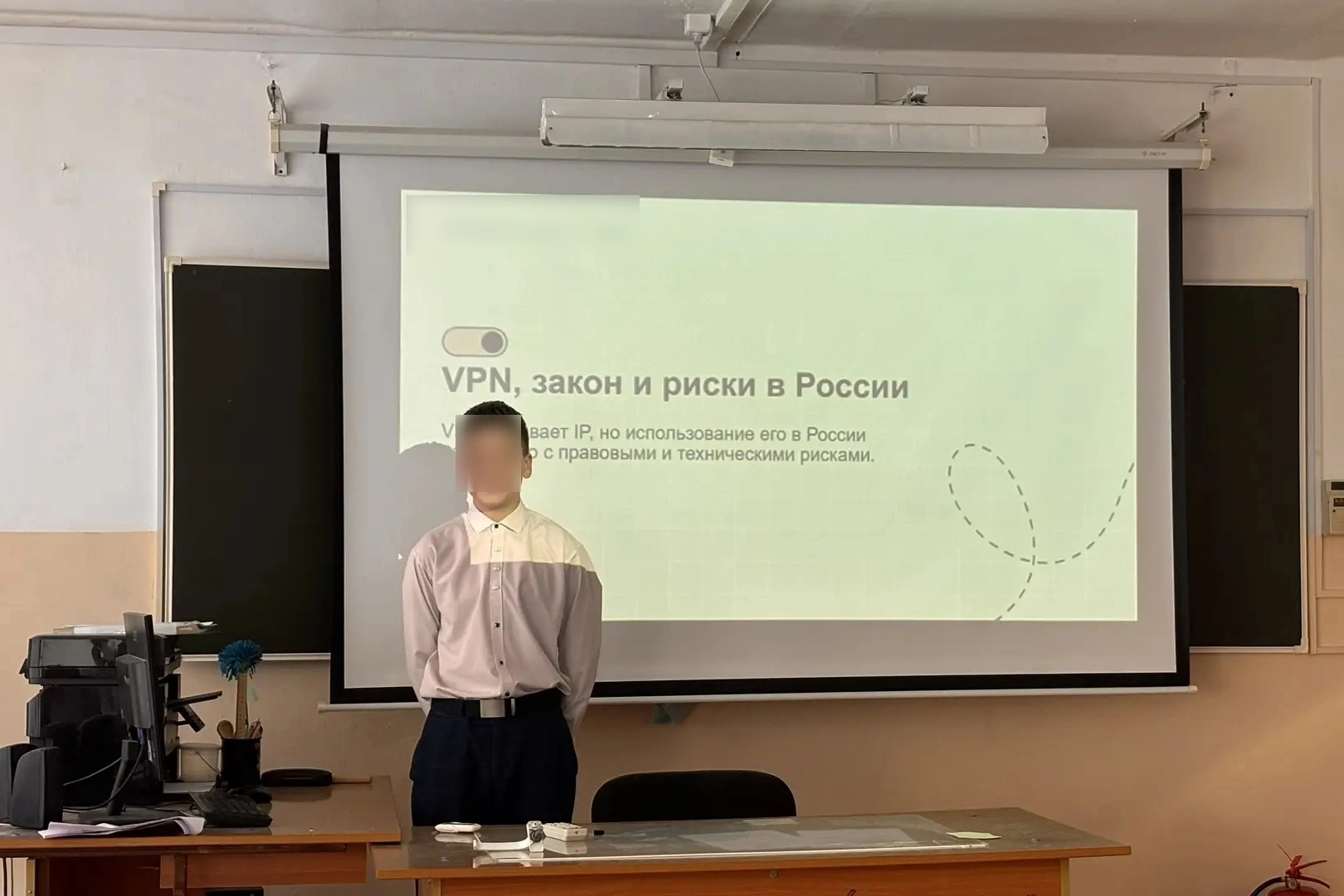 В российских школах начали регулярно проводить занятия по кибербезопасности, на которых учащимся рассказывают о рисках использования VPN, утечках персональных данных и возможных правовых последствиях онлайн-активности.