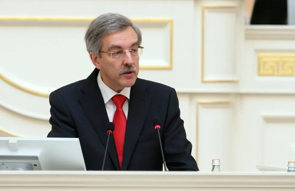 Петроградский районный суд Санкт‑Петербурга признал депутата Александра Шишлова виновным в «демонстрации экстремистской символики» из‑за старого репоста интервью, где упоминался Алексей Навальный, и оштрафовал его на 1,5 тысячи рублей. Решение лишает политика права баллотироваться в течение года, партия намерена его обжаловать.