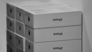 У российских продавцов скопились крупные запасы флагманских смартфонов Apple и Samsung. На фоне снижения спроса и покупательной способности цены на популярные модели уже упали до 30%, а ритейлеры распродают складские остатки с крупными скидками и переходят к ставке на более дешёвые устройства.