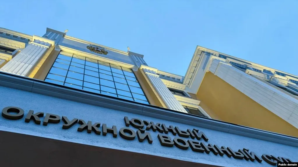 Южный окружной военный суд назначил трём молодым людям из Ростова-на-Дону сроки от восьми до десяти лет лишения свободы по делу о подготовке поджога военкоматов. Их обвинили в планировании атак с использованием «коктейлей Молотова», а ключевые показания дала знакомая подсудимых, сотрудничавшая с ФСБ.