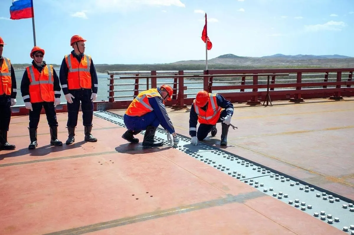 На российско-северокорейской границе планируют открыть первый прямой автопереход через реку Туманная в июне 2026 года. Мост и новый пункт пропуска «Хасан» должны увеличить товарооборот и пропускную способность направления.