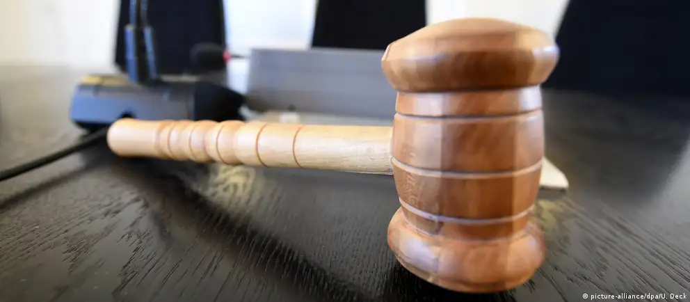 Суд в Воронеже признал 24‑летнего мужчину виновным в демонстрации якобы запрещённой символики — дело опиралось на рапорт сотрудника Центра «Э». Ранее Верховный суд признал «Международное движение сатанизма» экстремистским.