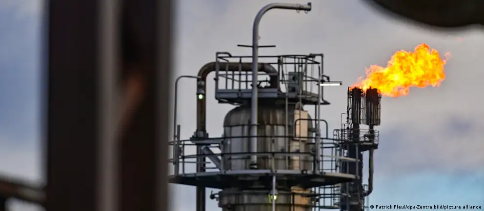 С мая 2026 года по решению российских властей транзит казахстанской нефти в Германию по трубопроводу «Дружба» будет приостановлен. Это затронет один из крупнейших НПЗ в Шведте и может привести к удорожанию поставок и росту волатильности на рынке топлива в регионе.