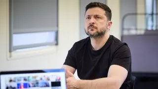 Президент Украины Владимир Зеленский считает, что ужесточение контроля над интернетом и блокировки мессенджеров в России связаны с подготовкой к масштабной мобилизации и возможному новому наступлению на Украину, а также с проверкой реакции НАТО на возможные провокации в странах Балтии.