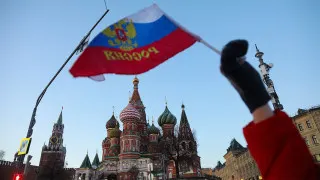 Просроченная дебиторская задолженность бизнеса в России превысила 8 трлн рублей и достигла почти 4% ВВП на фоне повышения налогов и замедления экономики, больше всего страдают обрабатывающая промышленность и торговля.