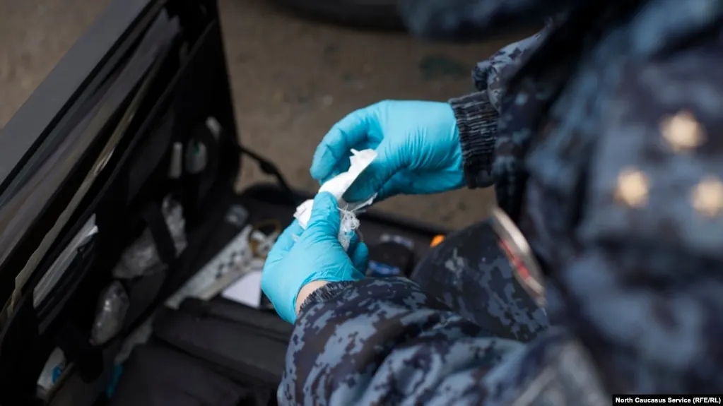 Кабинет министров согласен одобрить законопроект Верховного суда о замене реальных сроков по ряду «наркотических» статей на принудительное лечение и наказания без лишения свободы, если из документа исключат снижение максимальных сроков за хранение в крупном и особо крупном размере.