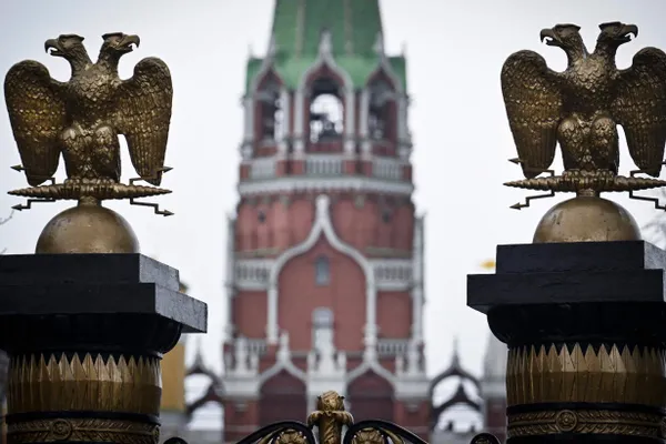 В ряде кинорелизов на стриминговых сервисах появились уведомления о том, что из фильмов удалены или сокращены фрагменты в соответствии с российским законодательством. Платформы говорят, что маркировку ставят правообладатели; подобная практика связана с недавними нормами о «дискредитации» традиционных ценностей.