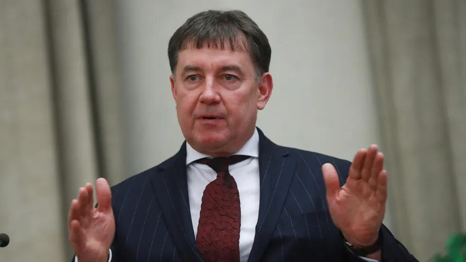 Мосгорсуд оставил в силе решение о национализации более 100 объектов недвижимости и сети отелей Marton на 9 млрд рублей, связанных с бывшим председателем Совета судей России Виктором Момотовым. Генпрокуратура заявляет о его связях с криминальными авторитетами, уклонении от налогов и использовании судебной власти для защиты коррупционных доходов.