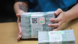 За одну неделю объем снятий в банкоматах и кассах вырос на 240 млрд рублей, а общий объем наличных в обращении приблизился к 20 трлн рублей на фоне отключений мобильного интернета, блокировок карт и планов ужесточить контроль за переводами.