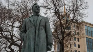 Президент Владимир Путин присвоил Академии ФСБ почетное наименование в честь Феликса Дзержинского, основателя ВЧК и организатора красного террора. Решение подчеркивает преемственность органов госбезопасности и символически возвращает фигуру Дзержинского в официальный пантеон российских властей.