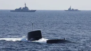 Правительство Японии радикально пересмотрело послевоенную политику самообороны и фактически открыло дорогу экспорту летального оружия. Новые правила позволяют Токио продавать ракеты, корабли, подлодки и самолеты союзникам по всему миру, а в исключительных случаях поставки могут дойти и до Украины.