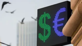 Центробанк установил курс доллара ниже 75 рублей — минимум более чем за три года. Укреплению рубля способствуют рост цен на нефть, высокие экспортные доходы и пауза Минфина в валютных операциях.