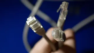 Крупные российские разработчики ПО призвали создать согласительный орган по интернет-блокировкам, предупредив о рисках для инфраструктуры Рунета, работы программистов и корпоративных VPN на фоне расширяющихся ограничений и отключений мобильного интернета.