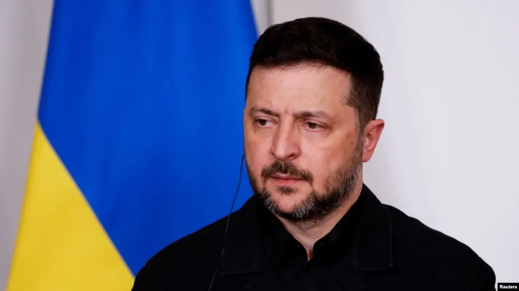 Президент Украины заявил, что инициатива о временном прекращении огня может быть использована Кремлём для обеспечения безопасности военного парада. Он при этом поддерживает перемирия, которые защищают гражданских и способствуют обмену пленными. В Кремле сообщили, что реализация инициативы не требует реакции Киева.