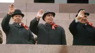 Правительство России фактически возвращает элементы госпланирования в нефтепереработке: Минэнерго начнёт устанавливать обязательные для компаний объёмы выпуска и поставок топлива, а цены на АЗС возьмут под жёсткий госконтроль на фоне роста атак украинских беспилотников на НПЗ.