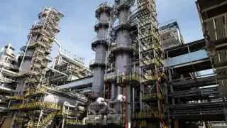 Сызранский нефтеперерабатывающий завод временно прекратил переработку нефти из‑за повреждения оборудования в результате удара беспилотников, ремонт оценивается в одну–две недели.