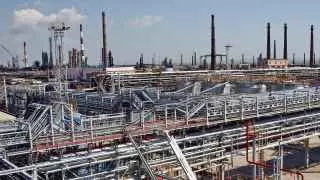 Крупные нефтеперерабатывающие заводы в России — в Туапсе, Новокуйбышевске, Нижегородской, Саратовской и Ленинградской областях — частично или полностью остановили переработку нефти после серии атак беспилотников, что уже отразилось на поставках и биржевой торговле топливом.