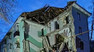 В Сызрани один из украинских беспилотников попал в многоэтажный жилой дом, частично разрушив подъезд; из-под завалов спасены 11 человек, среди них двое детей. Атака стала частью крупного ночного налёта дронов на ряд регионов России.