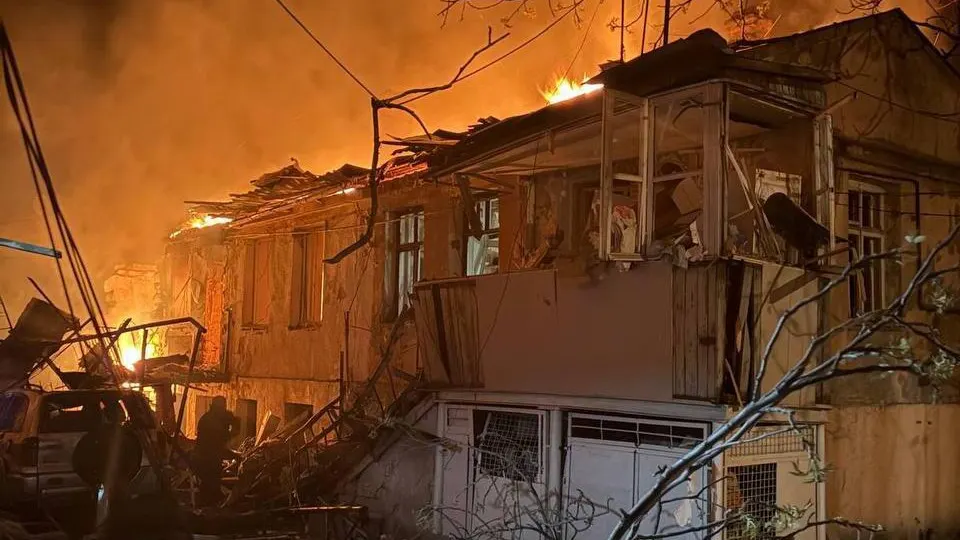 Ночью 24 апреля по Одессе был нанесен массированный удар беспилотниками: повреждены жилые дома, два человека погибли, пострадали не менее 15 жителей. Это звено в серии недавних атак по украинским городам, в том числе Днепру, Сумам, Киеву и Харькову.