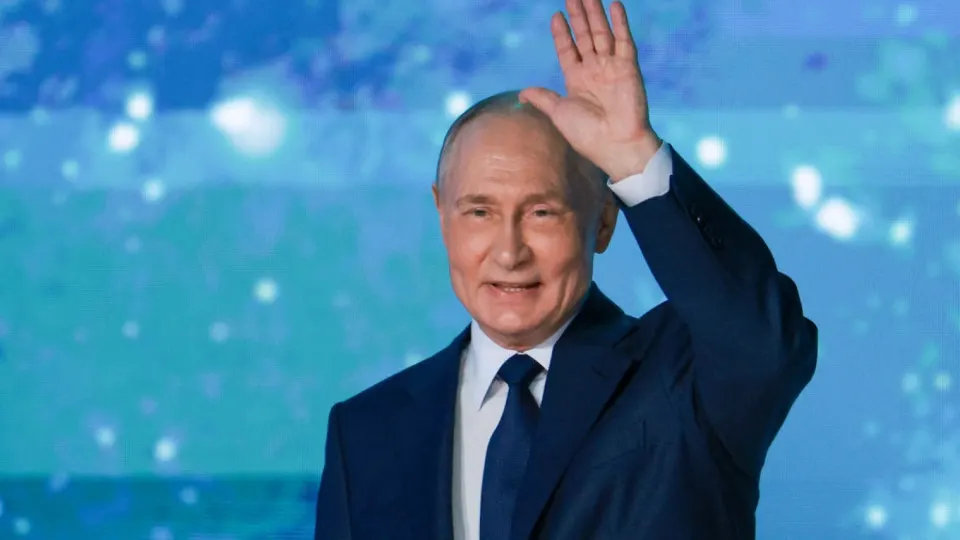 Президент Владимир Путин заявил, что при ограничениях доступа к интернету в России должны бесперебойно функционировать ключевые государственные и социально значимые онлайн-сервисы, а граждан необходимо заранее информировать об отключениях.