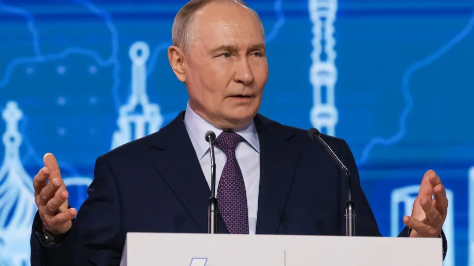 После заметного снижения одобрения власти, связанного с блокировками интернета и ограничениями, президент обратился к депутатам с призывом не сосредотачиваться исключительно на запретах, отметив, что избыточные барьеры тормозят развитие.
