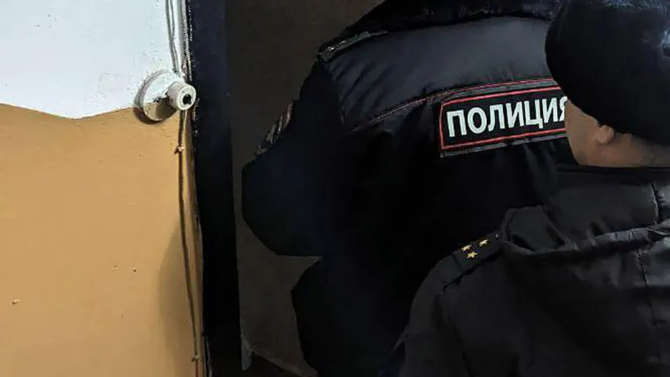 Двое молодых людей, один из которых несовершеннолетний, задержаны после того, как на дверях трёх сотрудников Роскомнадзора были обнаружены молотки со следами бурой жидкости. По делу возбуждено уголовное дело о хулиганстве. Инцидент произошёл на фоне масштабной блокировки Telegram и резкого роста скачиваний VPN.