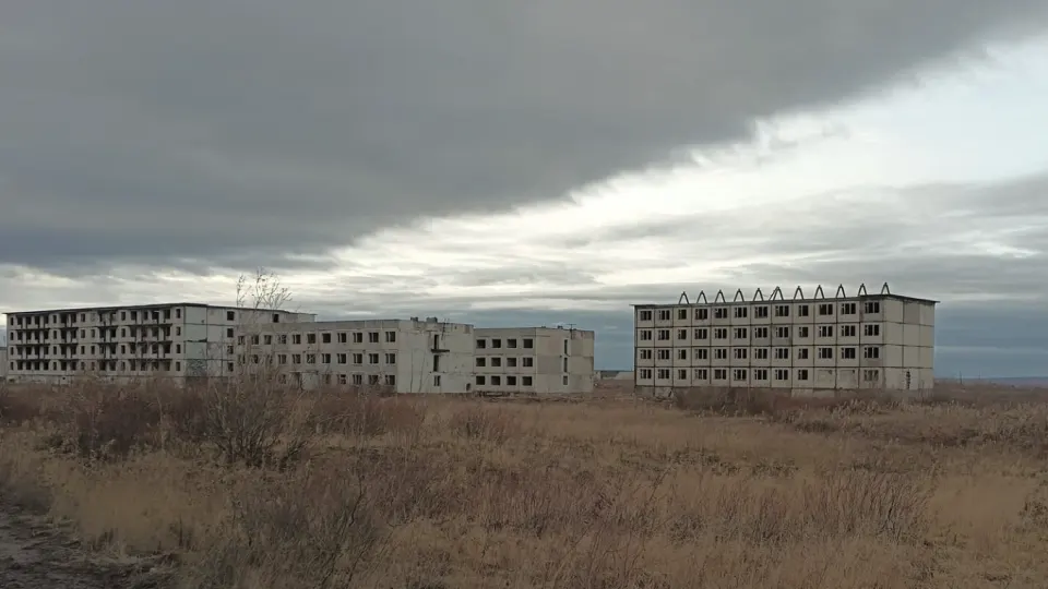 Число новорожденных в России в 2026 году обновило исторический минимум, а суммарный коэффициент рождаемости опустился на пятое ниже уровня десятилетней давности, при этом официальная демографическая статистика скрыта от публичного доступа.
