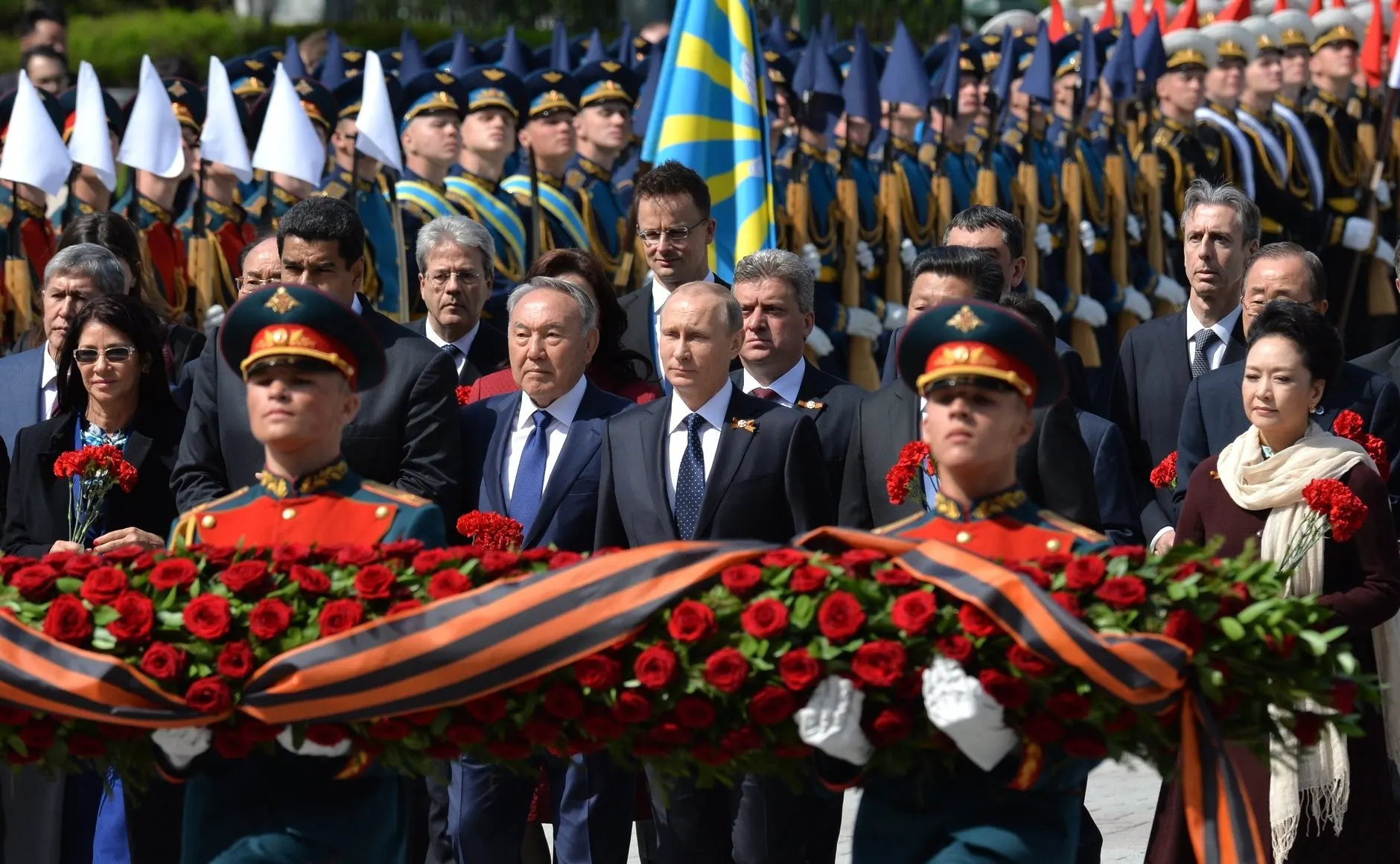 Ко Дню Победы по всей стране раздают георгиевские ленточки. За публичное «осквернение» символа воинской славы теперь предусмотрены многомиллионные штрафы и реальные сроки лишения свободы по статье о реабилитации нацизма.