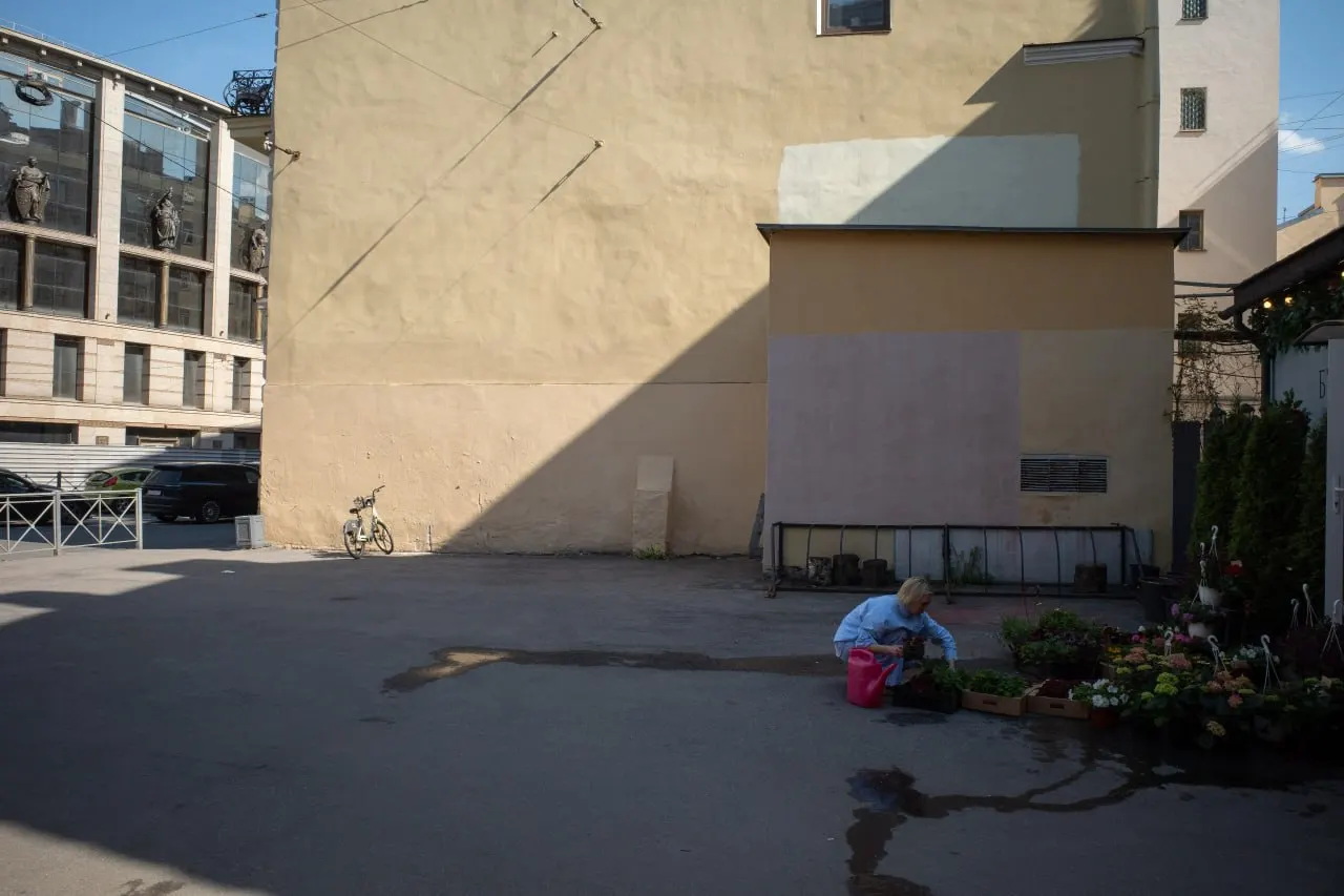 Краткий обзор: в Петербурге отменили фестиваль, объявлены планы по ремонту сквера и отправили в СИЗО обвиняемого; в мире — растёт число жертв удара в Старобельске и упавший в Латвии дрон взорвался в озере.