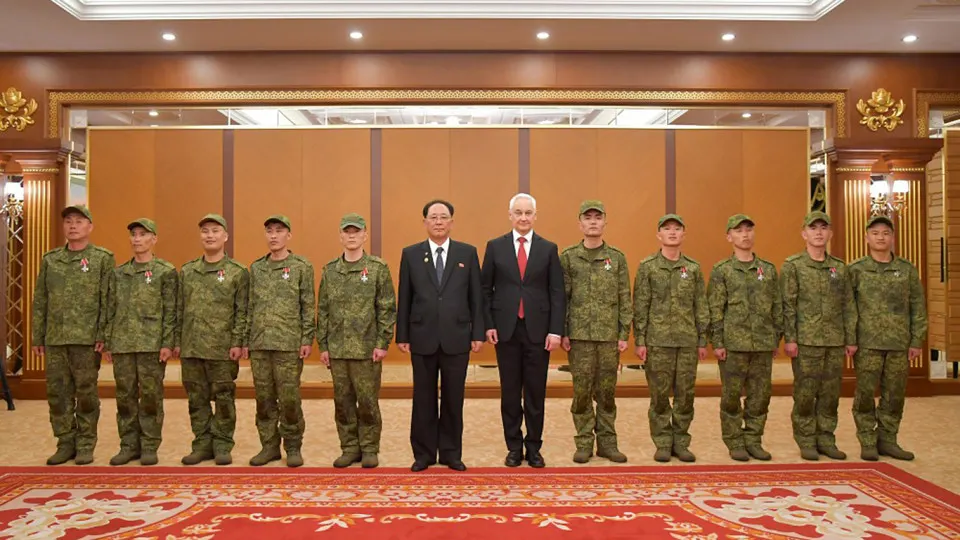 На фотографиях из недавно открытого в Пхеньянe военного музея показан момент вручения российских государственных наград северокорейским военнослужащим. По анализу трансляций и материалов экспозиции церемония, как утверждается, состоялась 3 декабря 2025 года.