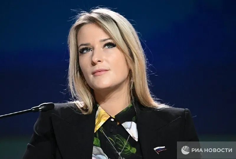 37‑летняя Яна Лантратова назначена на пост уполномоченного по правам человека. Ранее она была заметна как активный критик оппозиции и участник прокремлёвских проектов; эксперты считают её назначение сигналом об усилении административного контроля над институтом омбудсмена.
