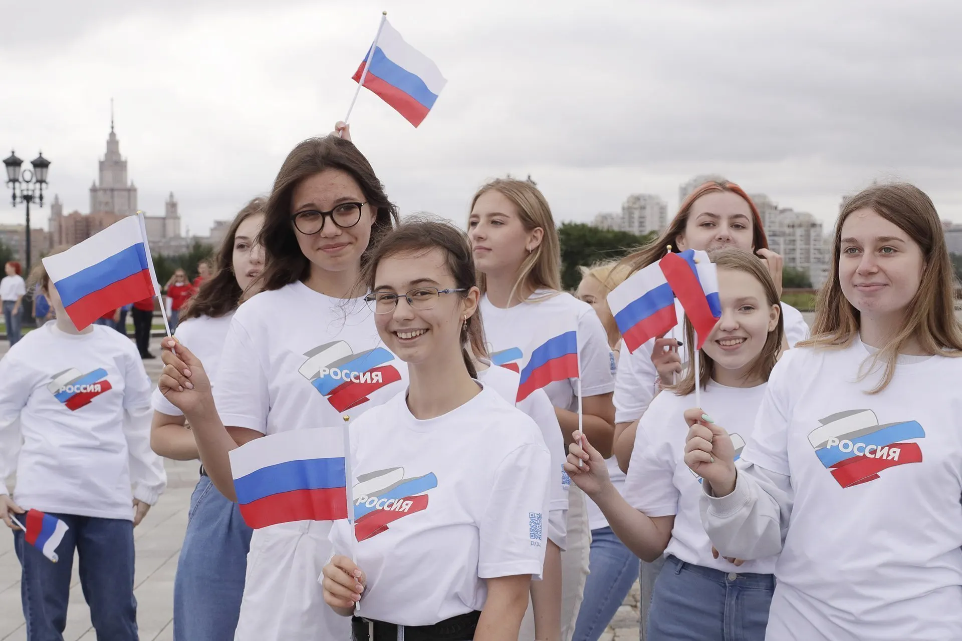 Государство резко наращивает расходы на патриотическое воспитание молодежи и вводит сложную систему показателей эффективности, но эксперты сомневаются в их адекватности.