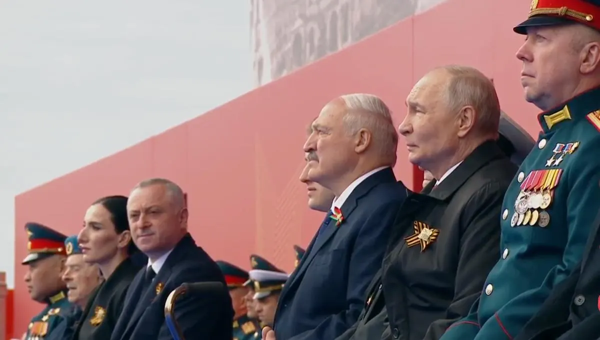 Президент назвал День Победы «священным», связал подвиг советского народа с поддержкой современных воинов СВО и подчеркнул единство нации. На трибуне рядом с ним впервые разместили участника СВО наравне с ветераном Великой Отечественной войны.