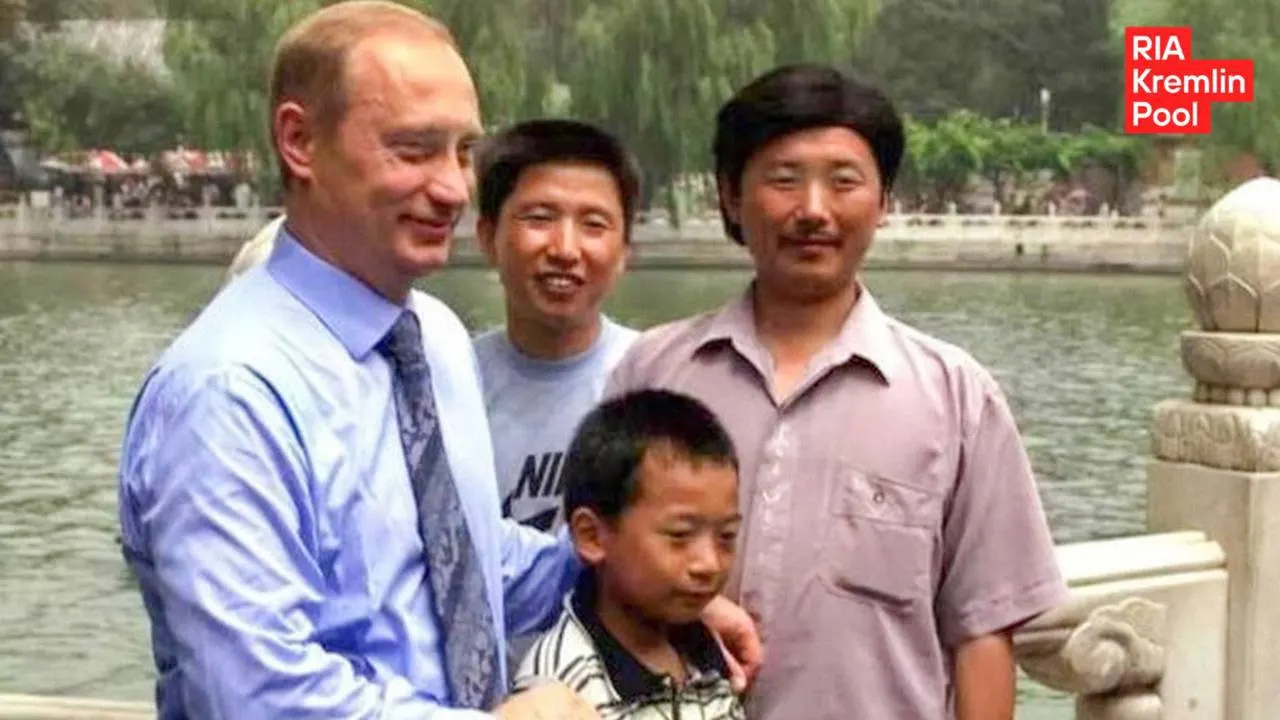 Мужчина, с которым президент был сфотографирован во время поездки в 2000 году, вырос, стал инженером и рассказал об этом во время недавней встречи.