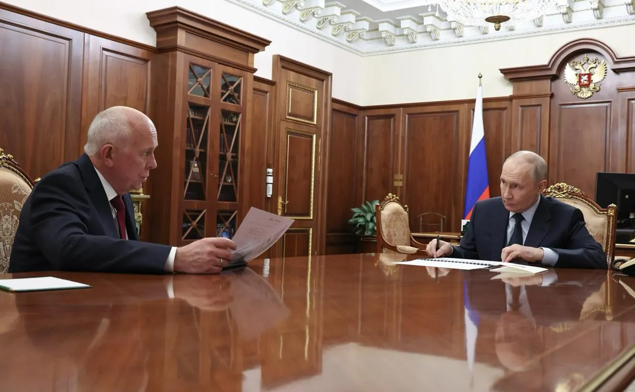 Руководство Ростеха доложило президенту о задержках в производстве МС‑21 и Суперджет‑100: серийный запуск ожидается не раньше следующего года, планы по объёмам производства смещаются.