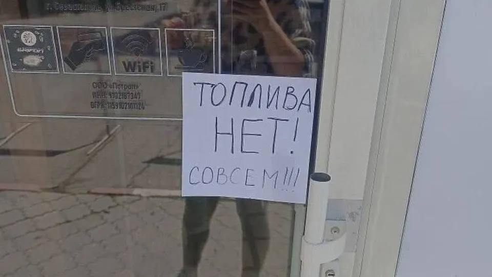 С 31 мая в оккупированном Крыму вводят талоны на АИ‑95 и лимиты на розничную продажу АИ‑92 — меры связаны с перебоями в поставках топлива и остановками НПЗ в центральной части России.