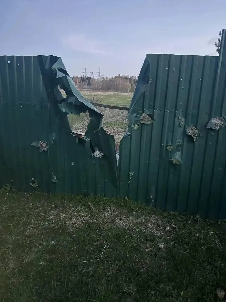 В Подмосковье в результате атаки беспилотника погиб 77‑летний мужчина. В Ленинградской области и других регионах отражены десятки ударов беспилотников, в Приморске произошло возгорание в порту, последствия ликвидированы.