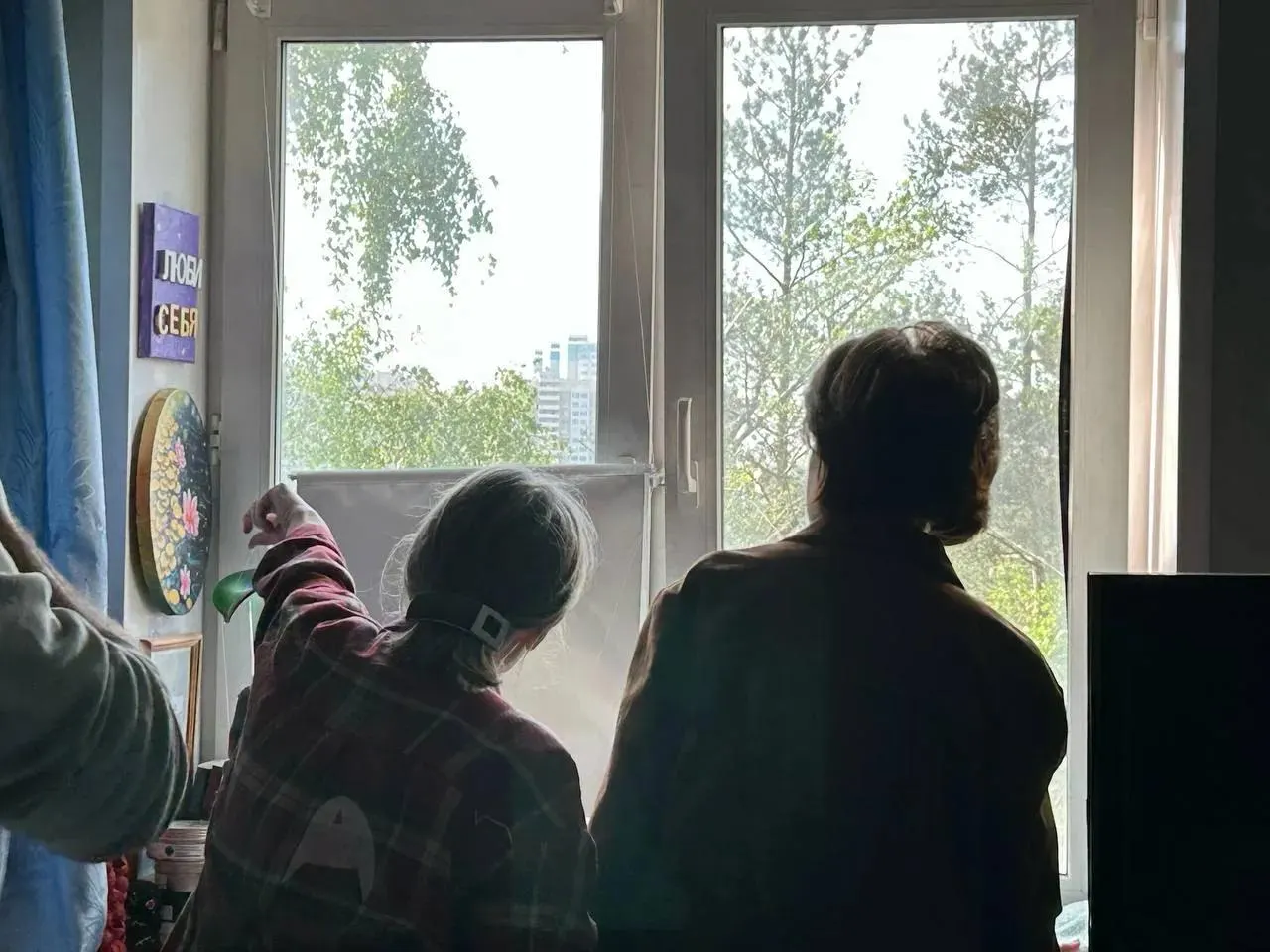 В ночь произошли прилёты беспилотников в Московской области: в Химках дрон влетел в частный дом — женщина погибла, ещё один человек в больнице; повреждён многоквартирный дом и зафиксированы попадания в других населённых пунктах. По стране за ночь заявили о 555 сбитых БПЛА.