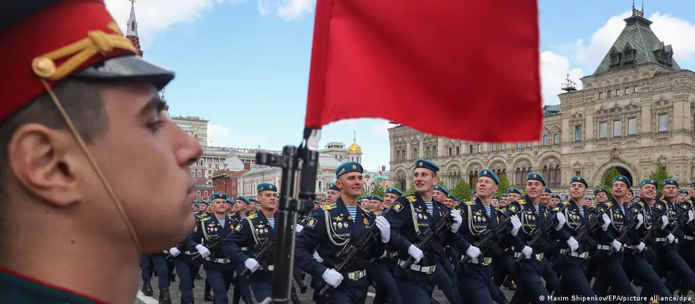 Власти сократили или отменили массовые торжества и демонстрацию военной техники на 9 мая в ряде регионов — причины связаны с текущей оперативной обстановкой и логистикой, а реакция населения будет разной.