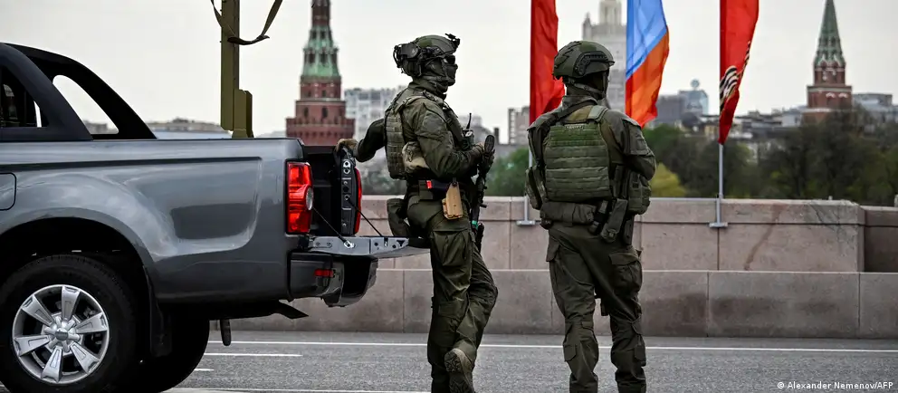 Российские власти отозвали ранее выданные иностранным корреспондентам приглашения на парад в честь Дня Победы; формат торжеств сокращён в связи с соображениями безопасности.