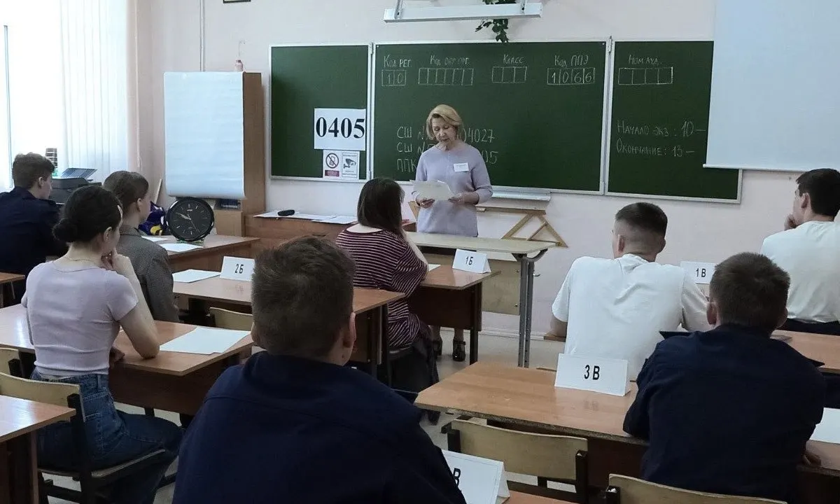 В новых методических рекомендациях указано, что организаторы и охрана не вправе прикасаться к экзаменующимся и их вещам; при срабатывании металлоискателя участника просят добровольно предъявить или помещать предмет в хранилище.