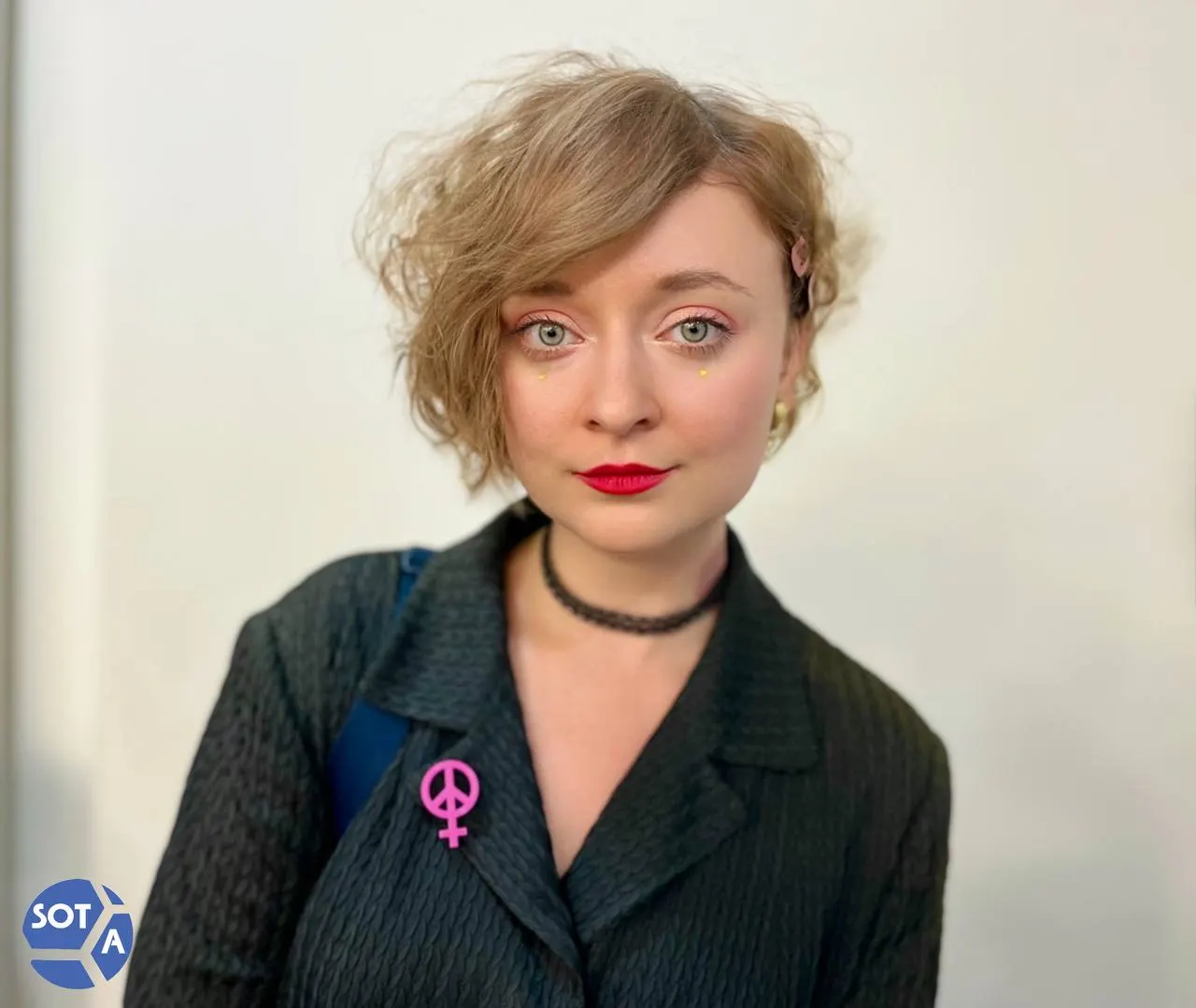Фем‑активистка Дарья Серенко добавлена в обновлённый перечень Росфинмониторинга. Ранее в 2024 году против неё возбудили уголовное дело по части о нарушении обязанностей «иностранного агента», она объявлена в розыск.