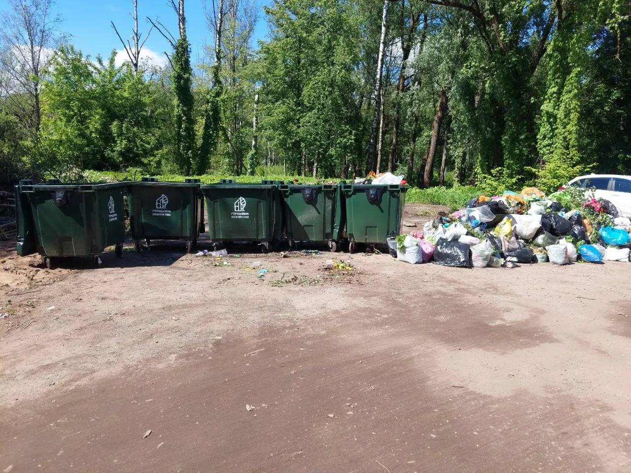 В праздничный день городские службы вновь не вывезли отходы с двух кладбищ в Новгороде — мусор остался как на Западном, так и на Рождественском некрополях.