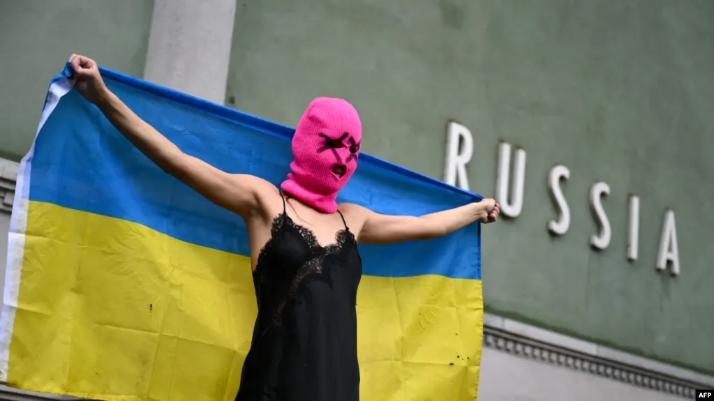 Росфинмониторинг обновил список: в него включили панк‑сообщество Pussy Riot. Ранее группу признали экстремистской, а ряд участниц осуждены в связи с антивоенными акциями и клипом.