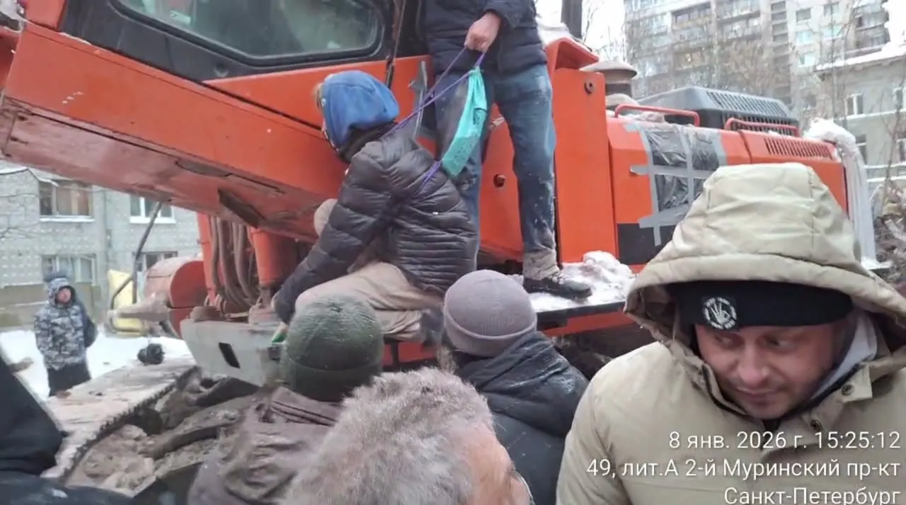Сергеева обвиняют в мошенничестве: его задержали 8 мая, суд отправил под арест на два месяца — сейчас везут в Старую Руссу. Активисты собирают 200 тыс. рублей на защитника; Сергеев ранее участвовал в защите ВНИИБ и других объектов.