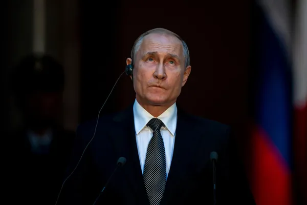 С начала 2026 года в государственных новостных каналах заметно уменьшилось число материалов с упоминаниями президента: падение началось после сообщений об атаке на резиденцию и совпало с изменением привычного графика поездок и усилением мер безопасности.
