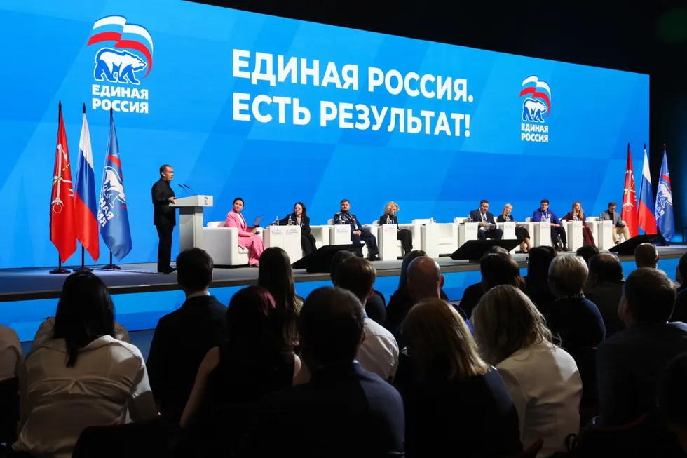 Политический блок администрации президента поручил государственным и лояльным изданиям реже употреблять слово «запрет» и смягчать формулировки — власти хотят снизить негативный фон перед сентябрьскими выборами.